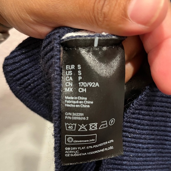 H&M Men’s Holiday Sweater Pull Over Sweater Holidays Are Coming Sweater Size S - Picture 5 of 5